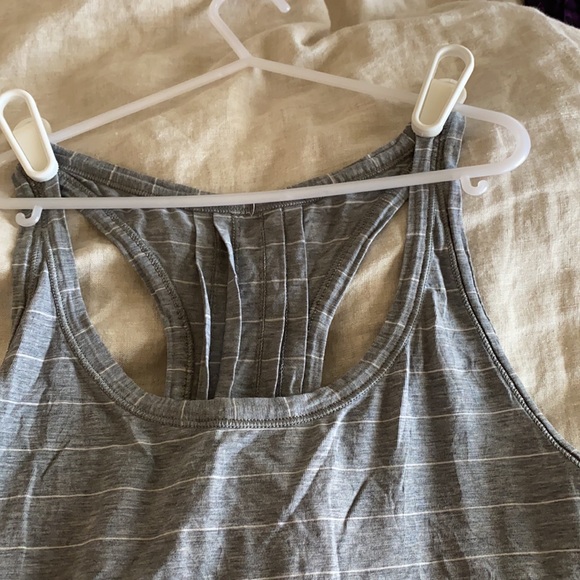 GUC Lululemon Grey striped pleated tank size 8 - Picture 5 of 6